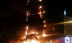 Video: Lửa thiêu rụi thẩm mỹ viện trên đường Kim Mã, Hà Nội