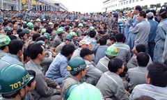 Video: Hơn 2500 công nhân đình công tại nhà máy đóng tàu Huyndai Vinashin