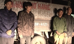 Bắt nhóm đối tượng đổ 11 thùng dầu phế thải ra sông Đáy