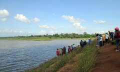 Chèo ghe ra hồ chơi, 2 cha con đuối nước thương tâm