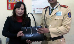 Trung úy CSGT trả lại Iphone 4S và iPad 4 cho người đánh rơi