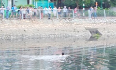 Tóm gọn tên trộm ngâm mình gần 1 tiếng dưới kênh