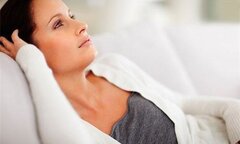 Mẹ đẻ chảy nước mắt sau khi đến thăm con gái ở cữ nhà giàu