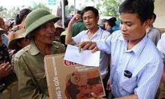 Báo ĐS&PL cùng các nhà hảo tâm đến với đồng bào vùng tâm lũ