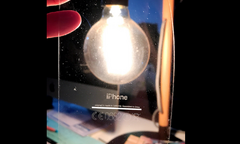 iPhone 7 Jet Black bong tróc vỏ ngoài vì miếng dán bảo vệ