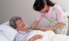 Mẹ chồng nằm liệt dùng 'chiêu độc' trị con dâu bất hiếu