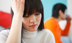 Chỉ vì thỏi son môi và dòng chữ trên ghế sau xe của chồng