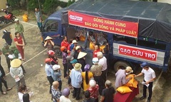 Những chuyến xe nghĩa tình nơi tâm lũ