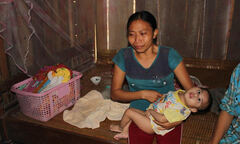 Gia đình có 3 con bại não không được hộ nghèo vì… quá nghèo