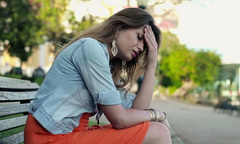 Chồng giả dối yêu thương vợ con để  "cặp kè " với gái