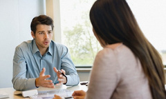 Nhiều hôm vợ mặc những chiếc áo phông cổ trễ là thế nào cũng có chuyện xảy ra