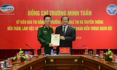 Bộ trưởng Trương Minh Tuấn trao giấy phép cung cấp 4G cho Viettel