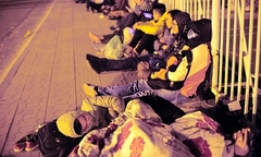 Người hâm mộ trắng đêm săn vé trận bán kết AFF Cup ở Mỹ Đình