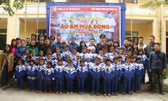 Hơn 1.000 chiếc áo ấm được trao đến học sinh vùng biên