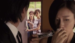 Bí mật xúc động của chàng trai gần 30 năm che chở cho chị gái