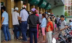 Công nhân xếp hàng dài chờ rút tiền ATM