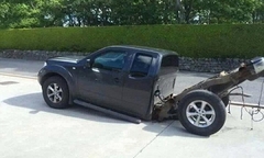 Xe bán tải Nissan Navara tại Anh bất ngờ bị gãy đôi