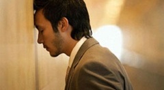 Trở về nhà lúc nửa đêm, người chồng phát hiện sự thật đau lòng