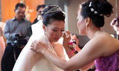 Cô dâu khóc cạn nước mắt vì nhà trai lên trao vàng nhưng chỉ trao cho chú rể