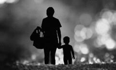 Con gái quyết định làm mẹ đơn thân, tôi phải làm sao?