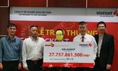 Nữ tiểu thương may mắn ở TP. Hồ Chí Minh nhận giải Vietlott 27,7 tỷ đồng