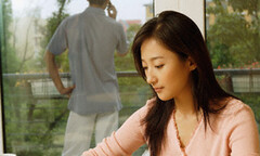 Chồng lén lút biếu tiền bố mẹ, vợ cố nhịn tìm cách giải quyết