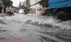 Người dân TP Hồ Chí Minh bì bõm trong nước sau mưa lớn