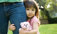 Làm sao để dạy con giao tiếp an toàn với người lạ?