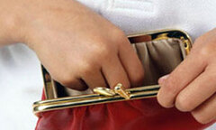 Làm gì khi lấy phải cô vợ keo kiệt?