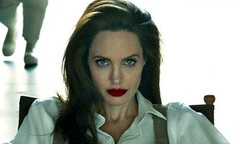 Angelina Jolie bị liệt cơ mặt hậu ly hôn Brad Pitt