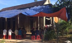 'Năm học mới đến rồi con ơi! Dậy để mẹ mua áo mới cho con đi học...'