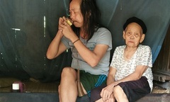 Quặn lòng cảnh cụ bà buổi xế chiều hát ru con trai 50 tuổi