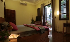 Thưởng ngoạn cuộc sống phố cổ ở “Cỏ ba lá”