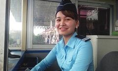 Cô nhân viên thu phí BOT xinh đẹp và những lần gặp phải tài xế  "quái "