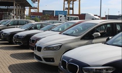 Cận cảnh 700 xe sang của  "gã khổng lồ” BMW đang phủ bụi tại cảng