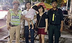 Cảnh sát tìm thấy bé gái 2 tuổi bị lạc khi xem múa lân trên phố đi bộ