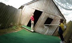 Giải mã sự thật về ngôi nhà khiến ai đi vào cũng nghiêng về phía trước 45 độ mà không ngã