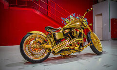  "Lóa mắt " vì ngắm “núi vàng di động” Harley Davidson Custom 2010