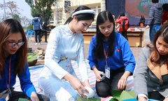 Hoa hậu Ngọc Hân tham gia gói bánh cùng thầy trò trường Đại học Đại Nam