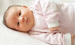 Chăm sóc trẻ bị rôm sảy, mẩn ngứa khi vào hè