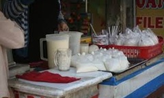 Nguy cơ ngộ độc từ sữa đậu nành trong những gánh hàng rong