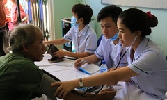 Đoàn y bác sĩ "vượt núi " khám bệnh cho bà con nghèo tỉnh Quảng Ngãi
