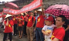 Bức xúc, cư dân Bright city “đội nắng” đòi nhà trước trụ sở BIDV