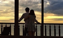 Anh sẽ gội đầu cho em mỗi sáng, mình chơi vài ván cờ vào buổi trưa