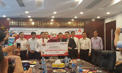Vietlott trao giải Jackpot hơn 303 tỷ đồng cho khách hàng trúng thưởng