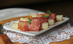 Thử tài với món khai vị thịt xông khói cuộn phô mai