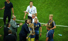 Video: Ban huấn luyện đội tuyển Đức và Thụy Điển lao vào nhau xô xát, cãi vã “om sòm”