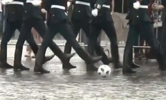 Video: Fan bóng đá "tan chảy " trước hình ảnh quân nhân Nga vừa diễu hành vừa đá bóng