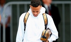 Xe chở đội tuyển Brazil khi về nước bị tấn công bằng trứng, gạch đá, trái cây