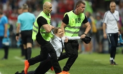 Những người quá khích xông vào sân cỏ trong trận chung kết World Cup 2018 là ai?